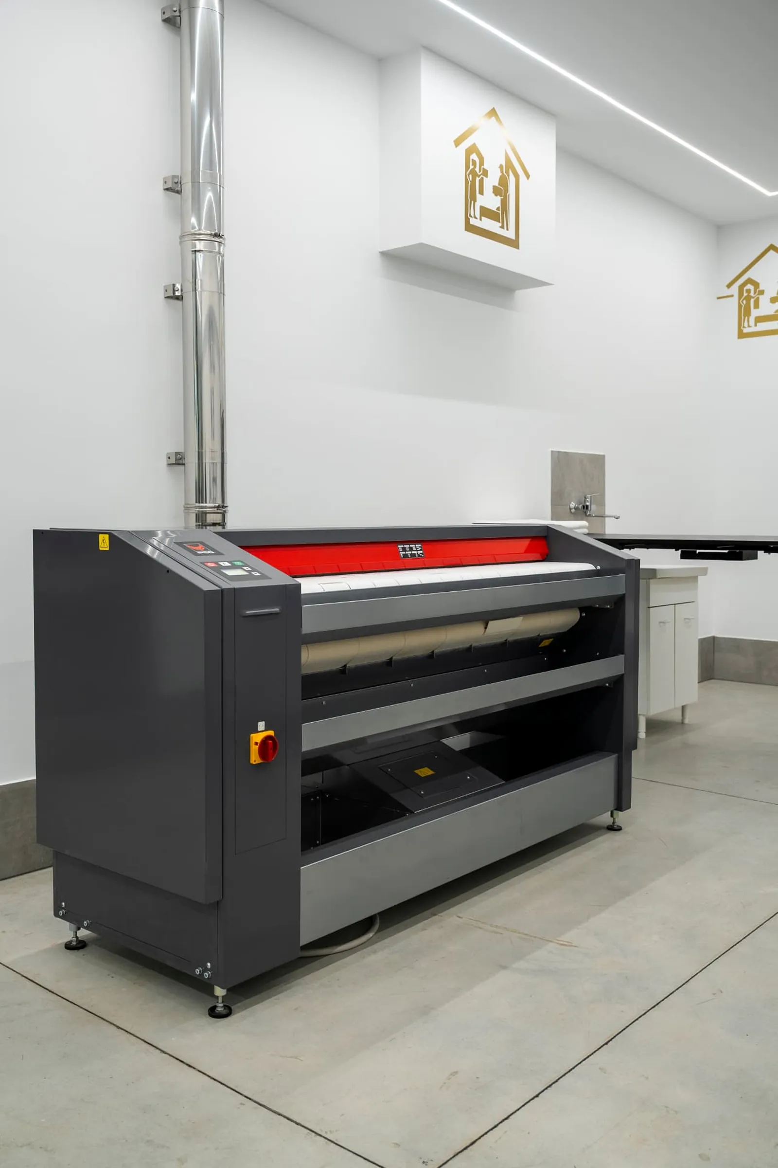 Macchinario per la finitura dei tessili nella lavanderia Clean Luxury Group